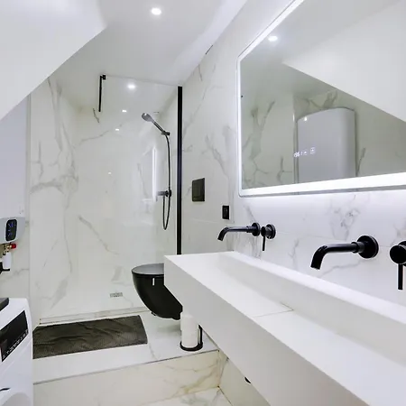 Beautiful 2 Bdr Duplex In